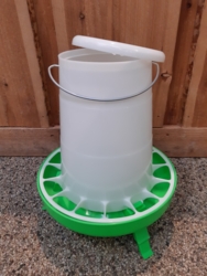 Fodertrug 5 liter, med låg og ben. TILBUD