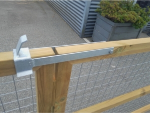 Dobbelt låge. H:115cm. L:316cm.  kraftig  tråd påmonteret.