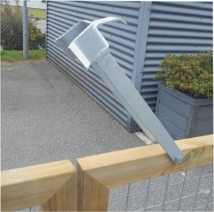 Lukkebeslag til dobbelte låger. (Overfald)  Bredde af låge max. 50mm. (Bred udgave) Lukkebeslag til dobbelte låger. (Overfald)  Bredde af låge max. 50mm. (Bred udgave)