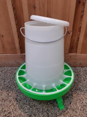 Fodertrug 5 liter, med låg og ben. TILBUD