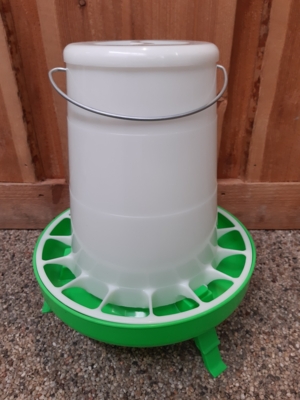 Fodertrug 5 liter, med låg og ben. TILBUD